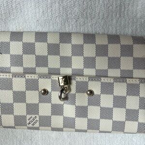 Elegant Checkered Clutch in Cream and Gray
